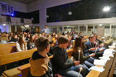 Firmvorbereitung mit Tauferinnerungsgottesdienst in St. Maria, Wolfhagen (Foto: Karl-Franz Thiede)